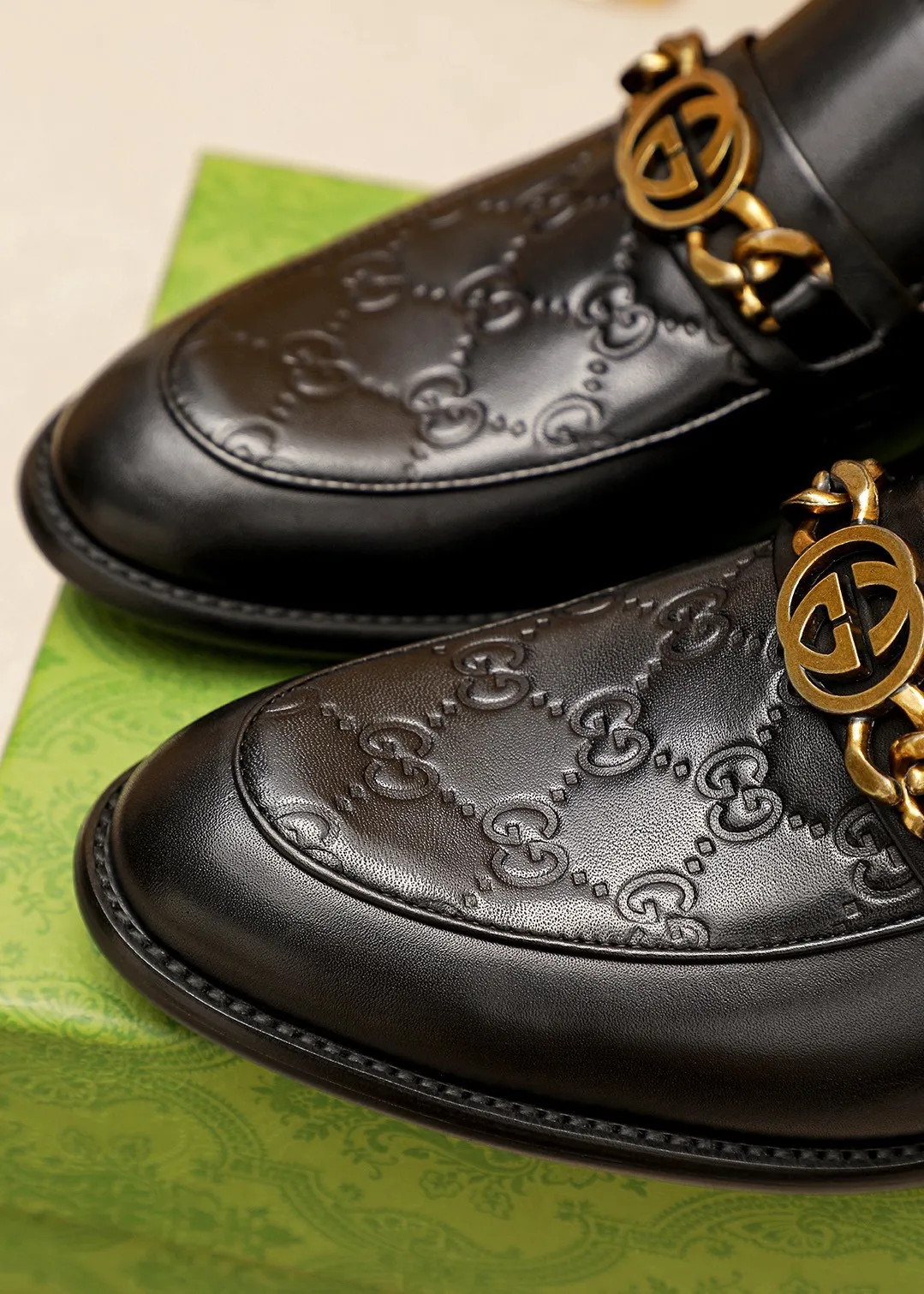 Men's shoes 💰400 💐 Product trademark: GUCCI "Gucci" casual leather shoes Regular size: 39-44 (38.45.46🉑️Customized) Product materials: Selected imported first-layer calfskin embossed upper + original hardware buckle, imported 🐑 sheepskin lining. Strong three-dimensional visual effect, combined outsole Color: 2⃣️colors available